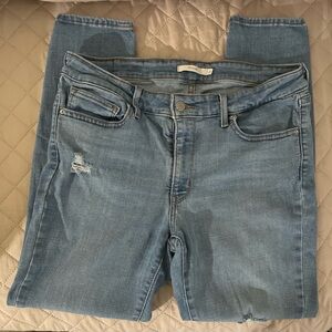 Good condition. Levi Strauss & Co.
Women's size 31x28